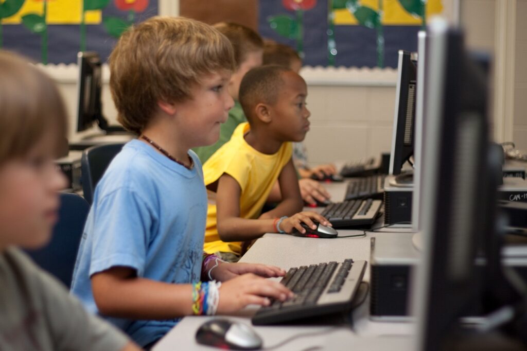 students, computer, young boy-99506.jpg